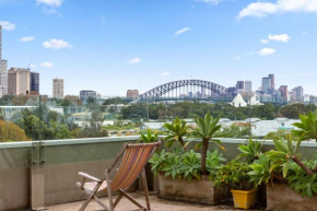 Chic Studio with Pool Overlooking the City, Sydney